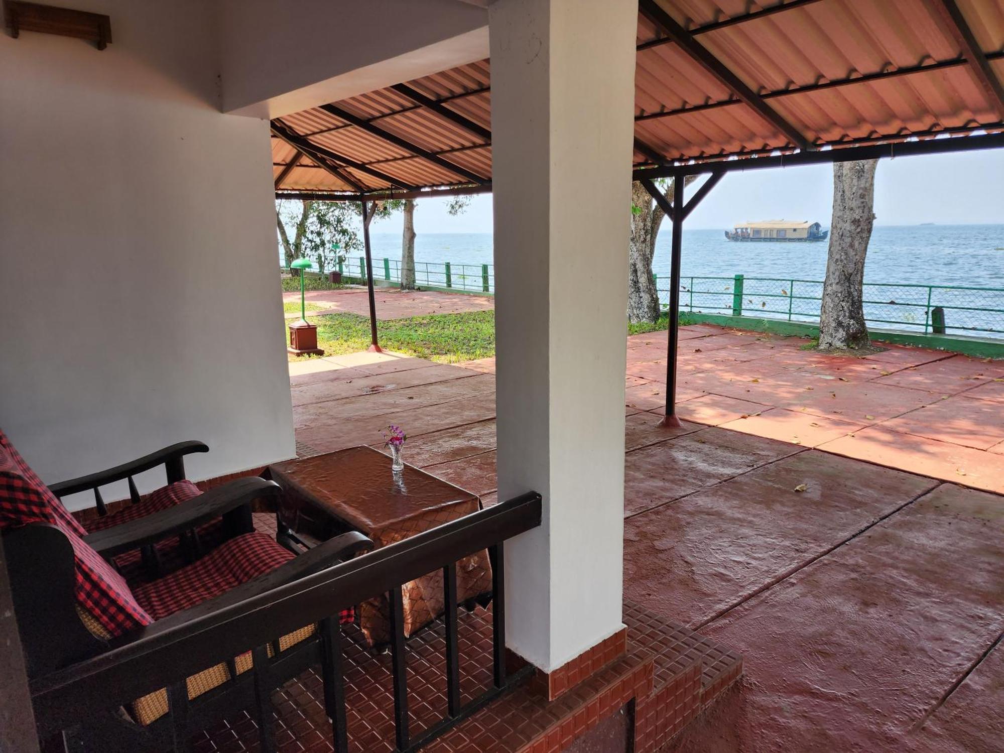 Illikkalam Lakeside Cottages Kumarakom Kerala Exterior photo