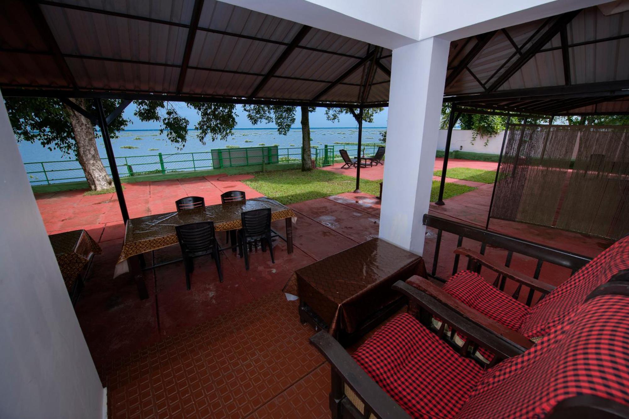 Illikkalam Lakeside Cottages Kumarakom Kerala Exterior photo