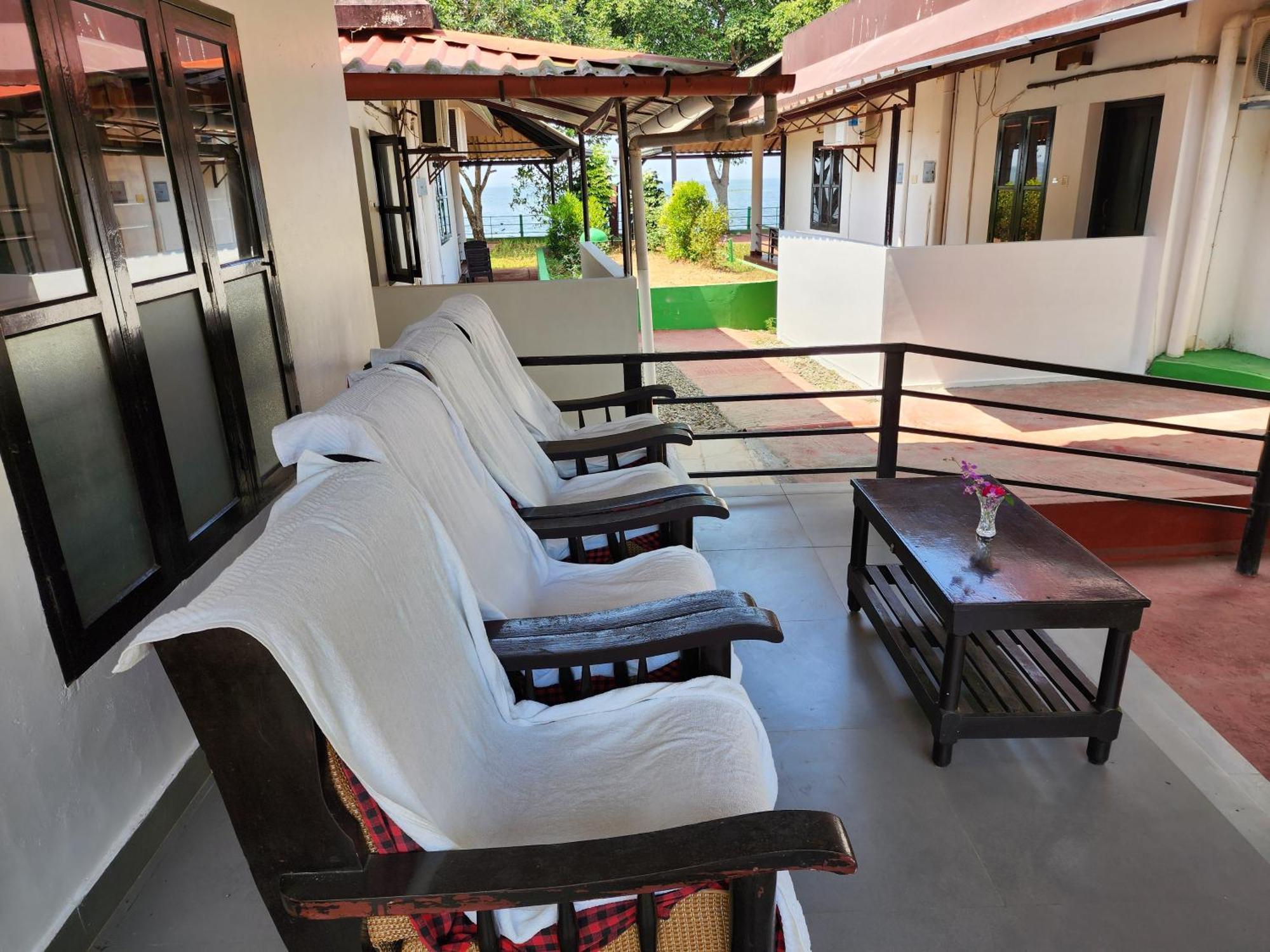 Illikkalam Lakeside Cottages Kumarakom Kerala Exterior photo