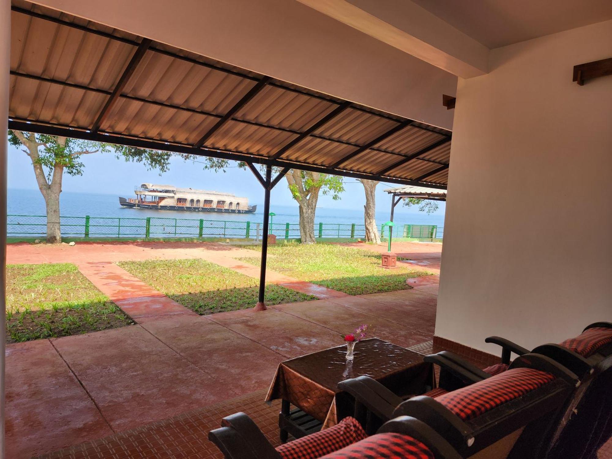 Illikkalam Lakeside Cottages Kumarakom Kerala Exterior photo