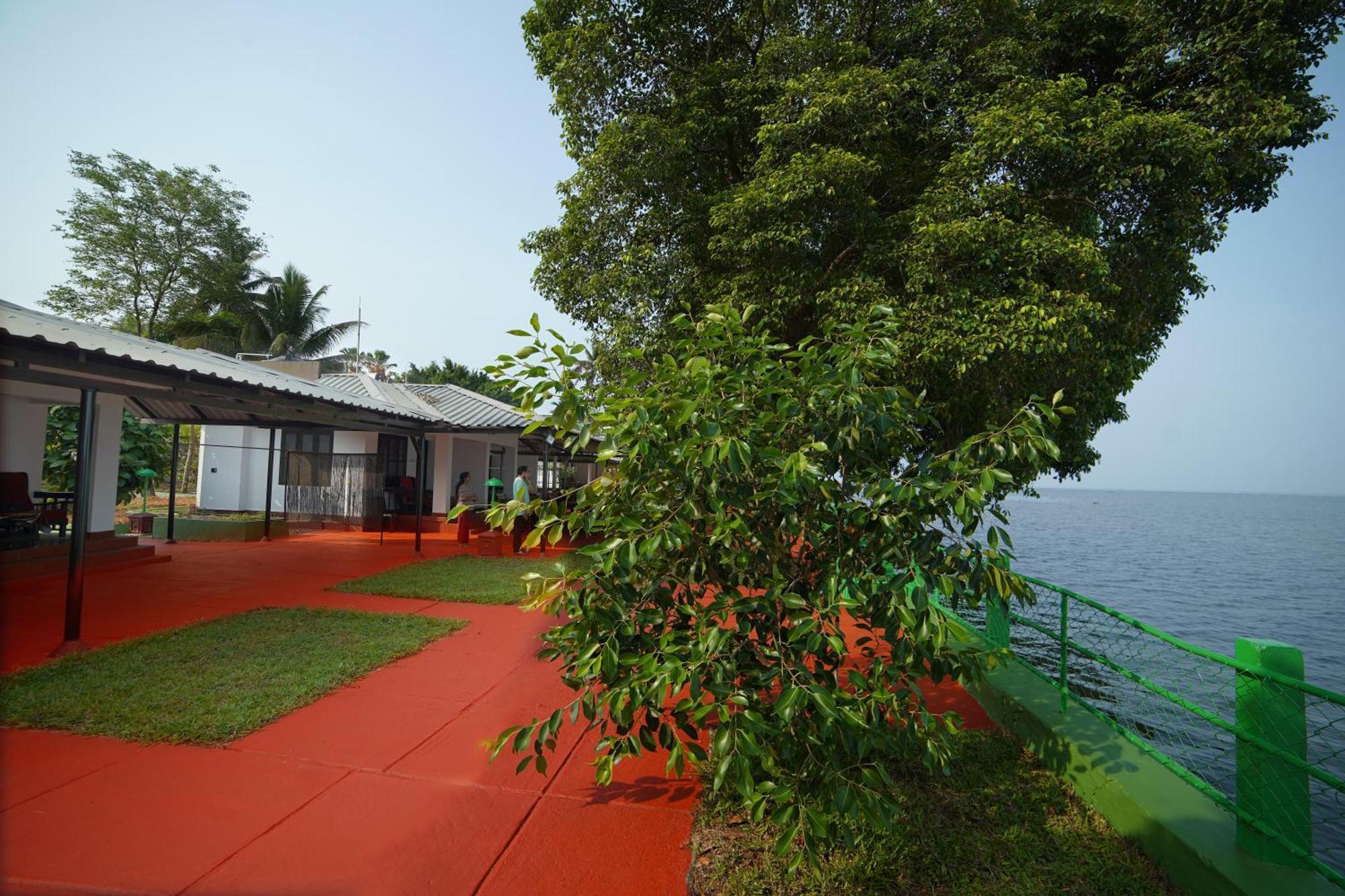 Illikkalam Lakeside Cottages Kumarakom Kerala Exterior photo